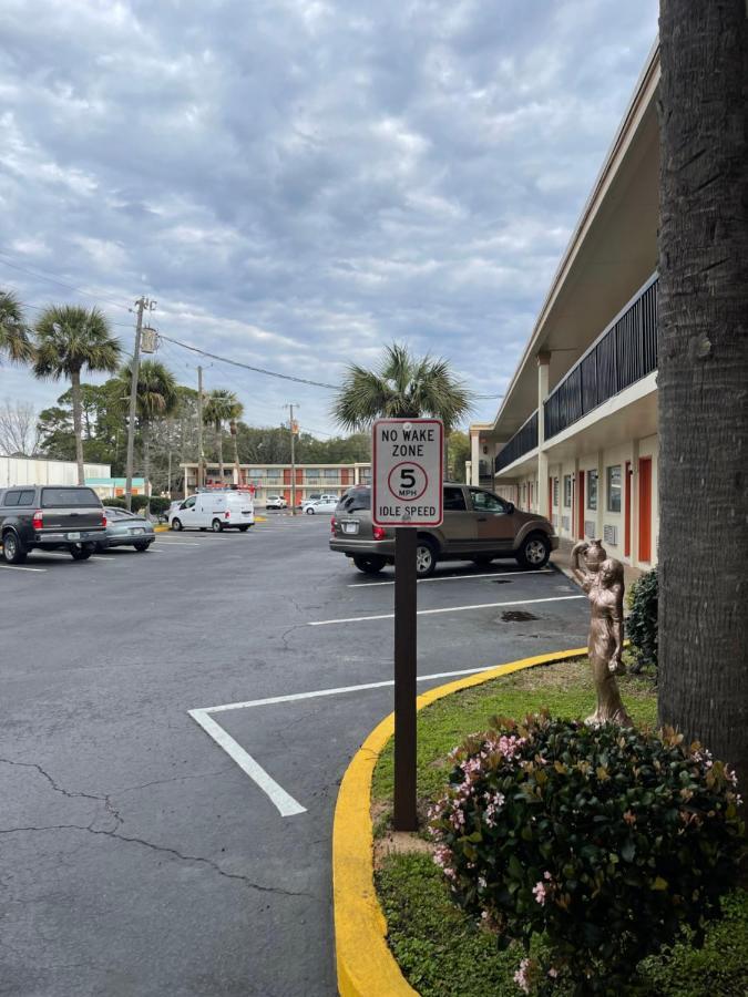 Hole Inn The Wall Hotel - Fort Walton Beach - Sunset Plaza - Nearby Beaches & Hurlburt Ngoại thất bức ảnh