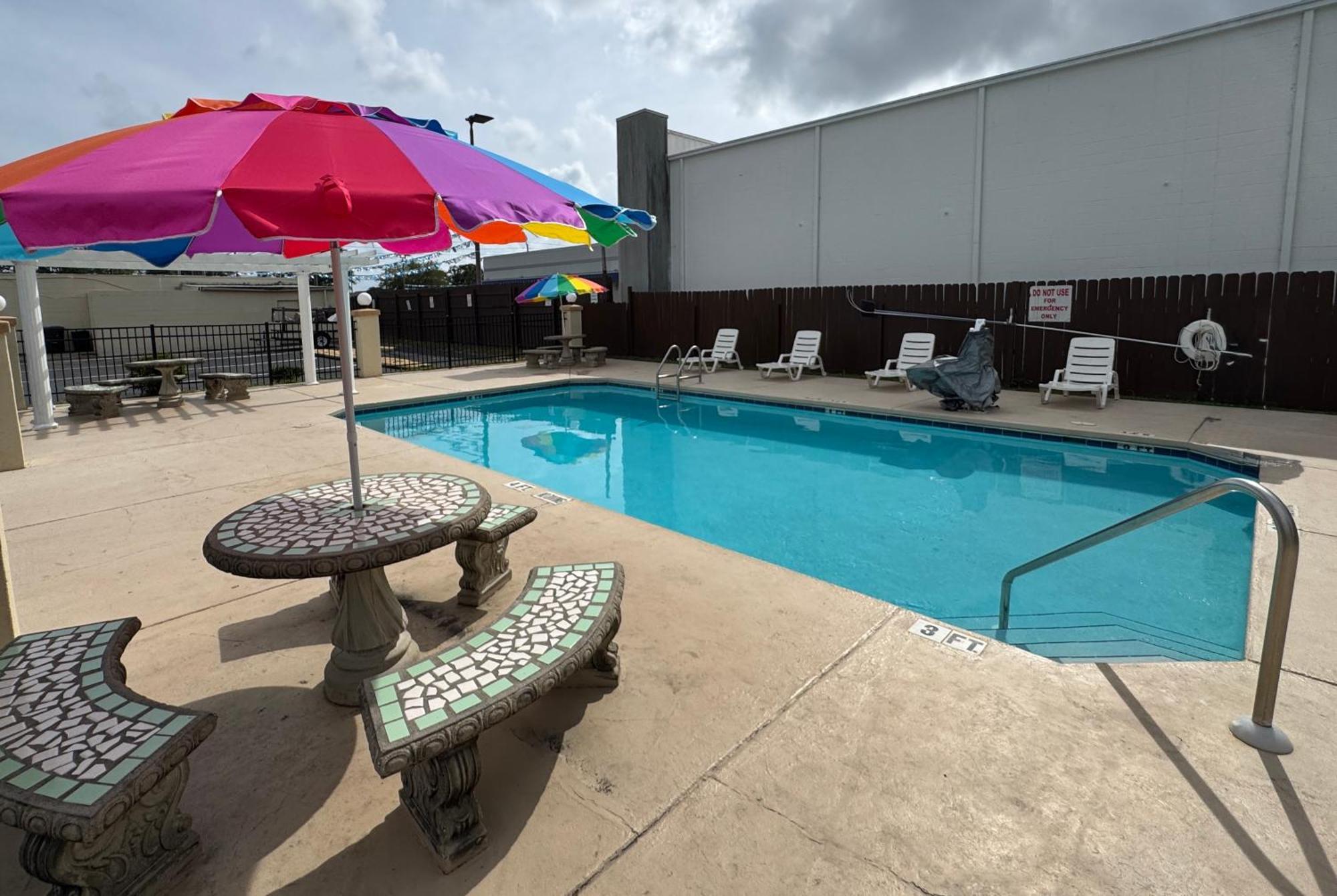 Hole Inn The Wall Hotel - Fort Walton Beach - Sunset Plaza - Nearby Beaches & Hurlburt Ngoại thất bức ảnh